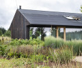 Naturalistyczny ogród przy nowoczesnej stodole
