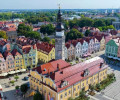 Bolesławiec stawia na lokalną tożsamość. Jak ceramiczne detale odmieniły serce miasta?