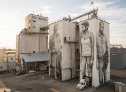 Olbrzymie wizerunki trzech postaci przyozdobiły ściany fabryki w Fort Smith. Oto efekt pracy znanego artysty, który sprowadzony został do Arkansas w ramach The Unexpected Festival. Gigantyczne murale robią wrażenie!
