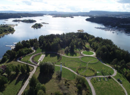 Lilleøya Cemetery Park jest pierwszym w Norwegii cmentarzem przeznaczonym wyłącznie dla wspólnych grobów, mieszczącym około 13 000 miejsc pochówku, podzielonych na trumny i urny. Park ten ma 60 000 m2 powierzchni, współpracujący przy nim projektanci ze studia PIR2 Oslo AS i Agraff AS na nowo zdefiniowali podejście do projektowania cmentarzy, integrując miejsce pamięci z otaczającą przyrodą i zapewniając neutralność wyznaniową.  