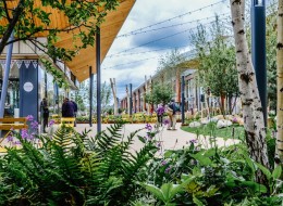 Położony w pobliżu brytyjskiego Rushden kompleks Garden Square jest uzupełnieniem pobliskiego krajobrazu skupionego wokół doliny rzeki Nene i tamtejszego rezerwatu natury o powierzchni 270 ha. Tworzenie kompleksu podzielone zostało na kilka faz: jedne obejmowały stworzenie strefy rekreacyjnej, a inne handlowo-rozrywkowej. Garden Square podczas procesu powstawania wykreowało bogatą ofertę i stało się miejscem zapewniającym różnorodne spędzenie czasu. Projekt miejsca powstał w pracowni architektury krajobrazu Macgregor-Smith z miasta Bath.