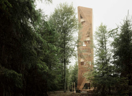 Wieża widokowa Hardwald w Szwajcarii powstała z myślą o ochronie środowiska i utworzeniu nowego miejsca rekreacyjnego dla lokalnej społeczności. Drewniana wieża położona w lesie Hardwal, na obrzeżach Zurychu zaprojektowana została przez biuro architektoniczne Luna Productions. Konstrukcja wykorzystuje drewno z pobliskiego lasu, ma wysokość 41,5 m i wznosi się ponad koronami drzew, oferując fantastyczną panoramę okolicy.