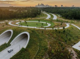 Mający prawie 600 ha powierzchni Memorial Park, będący obecnie największym parkiem w Houston i jednym z największych w Stanach Zjednoczonych, w 1955 r. został podzielony sześciopasmową drogą Memorial Drive. Droga ta utrudniała piesze przemieszczanie się po parku, zmniejszając odporność ekologiczną oraz zakłócając siedliska i migracje wielu gatunków zwierząt. Po 67 latach Land Bridge i Prairie projektu Nelsona Byrda Woltza ponownie połączyły rozdzielone strefy parku.
