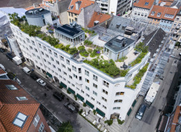 Ogrodu na dachu budynku zlokalizowanego przy ulicy Ny Østergade w Kopenhadze, zrealizowany przez biuro projektowe 1:1 Landskab, stał się kolejnym miejscem wypoczynku wśród zieleni w gęsto zaludnionym centrum stolicy Danii. Realizacja tego projektu wpłynęła nie tylko na zwiększenie ilości zieleni, ale też zniwelowała efekty miejskiej wyspy ciepła i zniwelowała hałas docierający z ulicy do osób korzystających z przestrzeni.