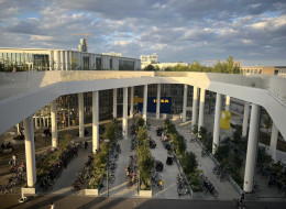 Projekt stworzony przez biuro 1:1 Landskab w Kopenhadze na zlecenie IKEA to przykład nowoczesnej architektury krajobrazu, łączącej przestrzeń miejską z elementami dzikiej przyrody. Na dachu sklepu IKEA, na wysokości 20 m nad ziemią, powstał park miejski oferujący miejsce do wypoczynku i kontaktu z naturą w centrum stolicy Danii. Cała przestrzeń została zaplanowana z myślą o mieszkańcach, którzy mogą cieszyć się naturalnym otoczeniem oraz rozległym widokiem na miasto.