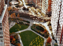 Teardrop Park to publiczny park zlokalizowany na dolnym Manhatanie w Nowym Yorku. Zajmuje on powierzchnię niecałego hektara i został zaprojektowany przez biuro Michael Van Valkenburg Associates. Znajduje się on w otoczeniu wysokich budynków, co zapewnia mu niemalże stałe zacienienie, sprzyjające spędzaniu czasu wolnego w upalne dni.