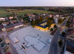 Rynek w mieście od wieków pełnił jedną z ważniejszych funkcji. To tutaj nawiązywano kontakty handlowe i towarzyskie: sprzedawano towary i wymieniano się najważniejszymi informacjami. Podczas planowania rewitalizacji miejskiego rynku ważne jest, aby umiejętnie pokazać zarówno historię, jak i zachować współczesne architektoniczne trendy. Realizacji tego zadania w miasteczku Wieleń podjęło się poznańskie neostudio, na czele z Bartoszem Jaroszem i Pawłem Świerkowskim.