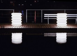 Pod osłoną nocy otoczenie domu może być jeszcze bardziej magiczne. Światło kreuje nastrój – buduje atmosferę intymności, wyciszenia i spokoju. Zmienia przestrzeń tak, by stanowiła integralną część domu. Oświetlenie zewnętrzne ma spełniać nie tylko praktyczne funkcje, ale sprawić, by ogród nabrał designerskiego charakteru. Czy można światłem wydobyć urok leniej nocy?