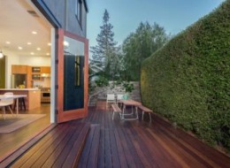 Jednym z gorących trendów w architekturze domów jednorodzinnych jest tworzenie iluzji przenikania się naturalnego otoczenia domu z jego wnętrzem. Termowane deski drewniane pomagają stworzyć pełną harmonii aranżację zarówno wewnątrz, jak i na zewnątrz budynku.