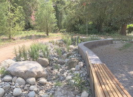 Modernizacja parku Villa Costanza w szwajcarskim Lugano stanowi przykład przemyślanej adaptacji zabytkowej przestrzeni do wymogów współczesnego miasta. Główna trudność realizacyjna polegała na rozbudowie ogrodu willowego z XIX wieku bez naruszenia jego historycznego charakteru. 