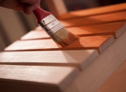 Renowacja drewna stanowi niewątpliwie olbrzymie wyzwanie, gdyż robiąc to w nieumiejętny sposób możemy bardzo łatwo zniszczyć materiał. Często nie wiemy jakiego produktu użyć aby uzyskać pożądany efekt. W sklepach znajdziemy niezliczoną ilość przeróżnych preparatów, które jednak różnią się nie tylko kolorem ale przede wszystkim przeznaczeniem i specjalnymi właściwościami. Produkty o odmiennej specyfikacji odmienią nasze drewno w kompletnie inny sposób, zależnie czy będzie to lakierobejca, lakier, emalia czy też olej. W tym artykule spróbujemy Państwu doradzić jak dobrać właściwy produkt. Przy tym musimy sobie odpowiedzieć na bardzo ważne pytanie, czyli jakiego efektu końcowego oczekujemy. Od tego zależy bowiem w dużym stopniu dobór naszego preparatu. Możemy chcieć cieszyć się naturalnymi słojami drewna lub całkowicie pokryć drewno.