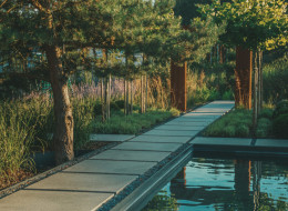 Projekt prywatnego ogrodu autorstwa Wiktora Kłyka z pracowni Kłyk Landscaping, nagrodzony w prestiżowym konkursie DNA Paris Design Awards w kategorii Landscape Design / Private Gardens