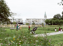 W samym centrum Rapperswil-Jona powstała przestrzeń, która udowadnia, że parki w aglomeracjach mogą pełnić rolę nie tylko zielonych enklaw, lecz także miejsc wspólnotowych, edukacyjnych i kulturalnych.