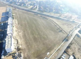 Przedmiotem konkursu jest wykonanie spójnej, całościowej koncepcji urbanistyczno-architektonicznej Osiedla Forsycji, działki zlokalizowanej przy ul. Żybułtowskiej w Stargardzie. Konkursowa propozycja powinna obejmować zespół budynków mieszkalnych wielorodzinnych składający się z mieszkań komunalnych i lokali usługowych w parterach oraz zagospodarowanie terenu z miejscami parkingowymi.