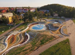 Na terenie dawnej kopalni w Jaworznie biuro architektoniczne RS+ Robert Skitek zaproponowało stworzenie terenu rekreacji dla mieszkańców. W ten sposób obszar 6900 m2 zagospodarowany został na nowo, oferując nowoczesny park wodny z placem zabaw i przestrzeń zieloną.
