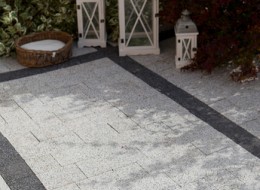 Klasyczny styl z ciekawą przeszłością króluje od lat. Cieszy się niesłabnącym uznaniem wśród największych kreatorów mody, doceniają go także projektanci i dekoratorzy wnętrz. Moda na retro nie ominęła również ogrodów. Różnobarwne kwiaty, labirynty ścieżek i rzeźbione elementy małej architektury pozwolą stworzyć w miejskim gąszczu przytulną enklawę przepełnioną elegancją dawnych lat. 