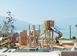Realizacja Sp’akw’us Feather Park w kanadyjskim Squamish stanowi przykład kompleksowego podejścia do przekształcania zdegradowanych terenów poprzemysłowych w użyteczne, ekologicznie zrównoważone przestrzenie publiczne