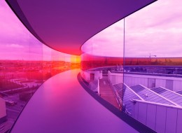 Artysta Olafur Eliason stworzył niezwykłą instalację „Your Rainbow Panorama”, co w dosłownym tłumaczeniu znaczy „twoja tęczowa panorama”. Kolorowy pierścień, wedle koncepcji projektanta, ma być przestrzenią, która zaciera granicę między wnętrzem i otoczeniem.
