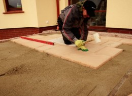 Odpowiednie dobranie materiału do wykonania tarasu jest kluczowe w jego długoletniej eksploatacji. Aby uniknąć konieczności częstych remontów należy skłonić się ku najlepszym rozwiązaniom.