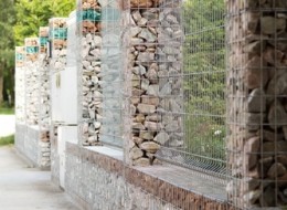 Szukasz alternatywy dla tradycyjnego ogrodzenia murowanego z cegły klinkierowej? Wybierz system będący oryginalnym połączeniem paneli ogrodzeniowych i gabionów. 