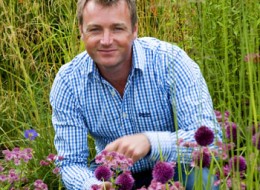 Chris Beardshaw –znany brytyjski ogrodnik, architekt krajobrazu, zdobywca blisko 30 medali na prestiżowych wystawach ogrodniczych (w tym 9 złotych z Chelsea Flower Show), prezenter i popularyzator idei tworzenia ogrodów  będzie gościem Międzynarodowej Wystawy ZIELEŃ TO ŻYCIE odbywającej się w dniach 28-30 sierpnia w Warszawie. Organizatorzy spotkania z mistrzem – Agencja Promocji Zieleni i Stowarzyszenie Architektury Krajobrazu zapraszają na Mistrzowskie Warsztaty, które odbędą się w piątek 29 sierpnia oraz na bogatą dawkę inspiracji, doświadczeń i koncepcji projektowychpodczas prezentacji Chrisa Beardshawaw ramach Dnia Architekta Krajobrazu, który odbędzie się w sobotę 30 sierpnia.