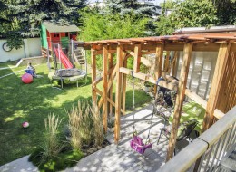 Altanka stanowi atrakcyjne miejsce spotkań, odpoczynku i aktywności na świeżym powietrzu. Niczym dodatkowy zewnętrzny pokój, open-air living room.