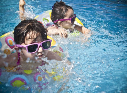 Nawet w małym ogrodzie lub niewielkim ogródku działkowym możesz zaaranżować prywatny mini aquapark. Na ograniczonej powierzchni idealnie sprawdzi się kompaktowy, okrągły basen stelażowy 366 × 76. Ile kosztuje basen 366 × 76 i na co zwrócić uwagę podczas zakupu? Podpowiadamy! 