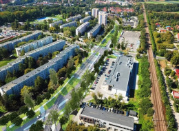 Coraz więcej polskich miast inwestuje w zielone torowiska, które zmniejszają hałas, zatrzymują wodę i poprawiają mikroklimat w upalne dni