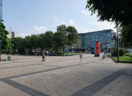 Przedmiotem konkursu jest opracowanie studialnej koncepcji architektoniczno-urbanistycznej zagospodarowania placu Czerwonych Gitar jako jednoprzestrzennego placu publicznego z wprowadzeniem torowiska tramwajowego. 