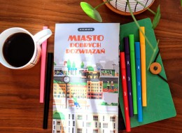 Dlaczego wciąż budowane są betonowe, miejskie place bez drzew, osiedla jednakowych domków czy zbyt nasłonecznione place zabaw? Właściwe projektowanie przestrzeni to ogromna sztuka, ale każdy jest w stanie docenić realizacje, zaprojektowane z myślą o ludziach. Przykłady takich miejsc można szukać na nowej NIEMAPIE MIASTO DOBRYCH ROZWIĄZAŃ - pierwszym przewodniku po interesujących obiektach w całej Polsce.  
