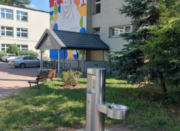 W dzisiejszych czasach, kiedy coraz bardziej zwracamy uwagę na zdrowy tryb życia i ekologię, wprowadzenie zdrojów wody przy placach zabaw i w parkach to nie tylko praktyczny, ale i innowacyjny pomysł. Te proste w formie, a zarazem funkcjonalne urządzenia stają się oazą świeżej wody, oferując wiele korzyści dla odwiedzających. 