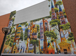 Na warszawskiej Pradze-Północ przy ul. Okrzei pojawiło się nowe dzieło sztuki autorstwa Tytusa Brzozowskiego, akwarelisty i architekta. Wielkoformatowy mural, obejmujący powierzchnię ponad 550 m2, zdobi zachodnią ścianę nowoczesnej kamienicy przy ulicy Okrzei 27. Projekt zatytułowany „Dżungla miejska” łączy motywy architektoniczne Pragi z elementami natury, tworząc wizję miasta, żyjącego w zgodzie z otaczającym je środowiskiem. Mural przy ul. Okrzei jest kolejnym etapem artystycznej rewitalizacji Pragi-Północ, która w ostatnich latach stała się centrum warszawskiego street artu. Dzięki wysiłkom mieszkańców, władz lokalnych oraz artystów, przestrzeń ta przechodzi znaczącą, pełną kolorów metamorfozę.