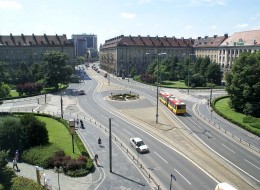 Już odsłonięto tablicę upamiętniającą zespół projektantów Kościuszkowskiej Dzielnicy Mieszkaniowej we Wrocławiu. W uroczystościach wziął udział między innymi Zenon Prętczyński, jeden z projektantów.