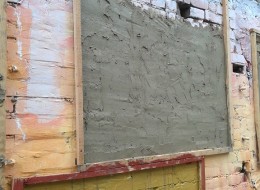 Budownictwo ekologiczne to dziedzina projektowania związana z działalnością człowieka zgodną z zasadami zrównoważonego rozwoju. Dbałość o środowisko przejawia się przede wszystkim  w unikaniu materiałów uciążliwych dla otoczenia. Z pośród przyjaznych i nieszkodliwych surowców naturalnych polecana jest glina. W swym składzie zawiera zarówno frakcje ilaste jak i piaszczyste, a jej kolorystyka zależna jest od stopnia utlenienia uwodnionych tlenków żelaza i manganu. Spotyka się przedział od barwy żółtej, czerwonej, brunatnej po szarą i szarozieloną. Glina jest budulcem występującym niemal we wszystkich miejscach Polski. 