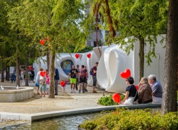 Konkurs „Art Walk Open Call 2017” na opracowanie koncepcji wystawy na placu Europejskim został rozstrzygnięty. Zwycięską ideą, wybraną do realizacji,jest projekt „Świat należy do ciebie” autorstwa polskiego artysty Jakuba Słomkowskiego. Nowa wystawa w pasażu sztuki Art Walk ukaże się pod koniec tego roku.