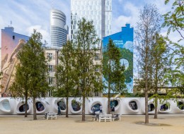 Firma Ghelamco Poland oraz Fundacja Sztuka w Mieście we współpracy z Targami Rzeczy Ładnych zapraszają na nową wystawę w plenerowej galerii Art Walk na placu Europejskim. Od 8 marca będzie można oglądać ekspozycję prac Oli Munzar zatytułowaną„CHWYT-ZA-CHWYT. Krótka historia chwytania rzeczy”. Pierwszego dnia o godz. 17.00 oprowadzi po niej Katarzyna Roj, kuratorka.
