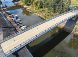 Od 14 sierpnia 2025 r. spacerowicze, rowerzyści i osoby z niepełnosprawnościami mogą korzystać z nowej przeprawy w Porcie Czerniakowskim. Inwestycja łączy funkcjonalność, bezpieczeństwo i rekreację, wzmacniając system tras rowerowych w centrum Warszawy oraz ułatwiając obsługę portu.