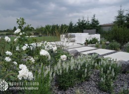 Aranżacje utrzymane w spójnej kolorystyce wymagają odpowiedniego doboru roślin i elementów małej architektury, aby całość była skomponowana w estetyczny i nieprzesadzony sposób. Ogród skąpany w bieli został zaaranżowany przez Bogusz Studio na jednej z prywatnej posesji, przy domu jednorodzinnym w Pryszczowej Górze. Powierzchnia tamtejszej działki wynosi 1100 m2, a ogród skąpany w bieli zajmuje sporą jej część.
