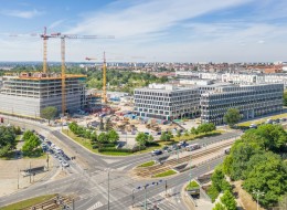 W ramach realizowanego obecnie budynku D kompleksu Nowy Rynek powstanie w Poznaniu prawie 4000 mkw. chodnika z tzw. zielonego betonu. Zakończenie prac i oddanie go do użytku zaplanowane jest na drugi kwartał 2021 roku. 