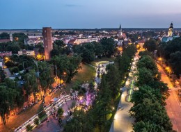 Historia oleskiej promenady sięga drugiej połowy lat 70. ubiegłego wieku. Została ona wybudowana w tzw. „czynie społecznym” i od tamtej pory służyła mieszkańcom jako miejsce spacerowe. Dzięki funduszom unijnym pozyskanym na rewitalizację miasta, przeprowadzona została również rewitalizacja traktu spacerowego. Po ponad czterdziestu latach istnienia oleska promenada zyskała odświeżone oblicze. Autorem planu rewitalizacji traktu spacerowego było studio projektowe KREATOR z Pyskowic.