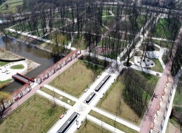 Liczący 7,25 ha park miejski w Miechowie przeszedł w ostatnim czasie rewitalizację. Założenie znajdujące się przy ulicy Racławickiej, z płynącą przezeń rzeką Miechówką stało się strefą rekreacji dla każdej grupy wiekowej. Podstawowym założeniem rewitalizacji parku miejskiego było stworzenie miejsca aktywnego wypoczynku w otoczeniu zieleni. Działania zostały poprzedzone konsultacjami społecznymi, a inwestorem była Gmina Miechów. Projekt rewitalizacji parku miejskiego powstał w Atelier Architektury Radosława Żubryckiego, wykonanie zaś leżało po stronie Przedsiębiorstwa Budownictwa Ogólnego „KARTEL” S.A. Z Jaworzna.