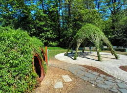 Wrocławski Park Wschodni jest jednym z najbardziej dzikich parków w mieście. Jest on położony przy ul. Krakowskiej, pomiędzy dwoma odnogami rzeki Oławy. Naturalne sąsiedztwo wpływa na jego charakter i inwestycje, jakie w nim powstają. Jedną z nich jest naturalny plac zabaw i znajdująca się w nim żywa altana i żywe kryjówki, chętnie wykorzystywane przez dzieci podczas zabaw. Projekt naturalnego placu zabaw powstał w pracowni IKROPKA, a jego wykonaniem zajęła się firma ATTIS. Całość powstała na zlecenie miejskiego Zarządu Zieleni Miejskiej.