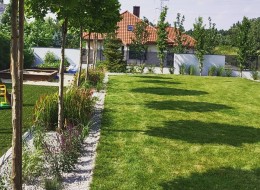 Ogród znajdujący się na prywatnej posesji we wsi Szerokie na Lubelszczyźnie zyskał nowe oblicze. Na jego części zaprojektowana została aranżacja bylinowo-trawiasta w energetycznych kolorach, którą zapewniają intensywnie kwitnące kwiaty. Projekt został stworzony przez Bogusz Studio, które do swojej dyspozycji miało 450 m2 działki.