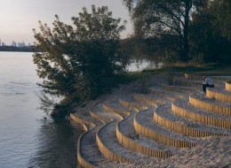 Położona na terenie obszaru „Natura 200. Dolina Środkowej Wisły” Plaża Romantyczna w warszawskim Wawrze stała się odświeżonym miejscem spotkań mieszkańców i letniej rekreacji. Rewitalizacja została przeprowadzona z uwzględnieniem okolicznej przyrody, a konstrukcje wykonano z naturalnych materiałów. Autorem projektu jest pracownia projektowa Karol Żurawski.  Inwestycję zrealizował Zarząd Zieleni m.st. Warszawy.