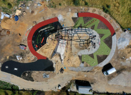 Według planów projektowych do października 2022 powinna zakończyć się pierwsza faza budowy placu zabaw we wrocławskim Parku Tysiąclecia. Temat placu został zaproponowany przez mieszkańców we Wrocławskim Budżecie Obywatelskim edycji 2019 i teraz przystąpiono do jego realizacji. Plac zabaw „Średniowieczny Wrocław” powstanie w rekreacyjnej części parku, za rzeką Ślężą, i nawiązywać będzie do historii miasta oraz dawnych budowli. Wykonaniem zadania zajmuje się wrocławski Zarząd Zieleni Miejskiej, a projekt opracowany został w pracowni LAX architects.