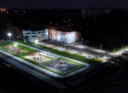 Ścianki wspinaczkowe, bouldering, parkour, tor do jazdy na rolkach – to tylko niektóre z atrakcji, jakie powstały na terenie dawnej kopalni Rozbark w Bytomiu. Centrum Sportów Wspinaczkowych i Siłowych Skarpa Bytom stało się jednym z najlepiej rozwiniętych obiektów wspinaczkowych w Europie i jednocześnie największym w Polsce. Za projekt Skarpy odpowiada Adam Szwarc z bytomskiego a.s. studio.