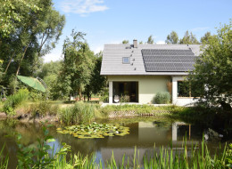 Unikalna przestrzeń mieszkalna, w której architektura przenika się z naturą, a zrównoważone rozwiązania tworzą środowisko sprzyjające zarówno mieszkańcom, jak i lokalnej przyrodzie.