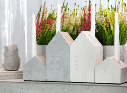 Beton architektoniczny to materiał plastyczny, z którego wytwarza się nie tylko płyty ścienne, elewacje i meble oraz elementy malej architektury ogrodowej. Coraz śmielej korzysta się z betonu architektonicznego, aby stworzyć dodatki i dekoracje do aranżacji. Po uformowaniu, przedmioty z betonu architektonicznego są niezwykle trwałe.