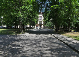Politechnika Krakowska we współpracy ze Stowarzyszeniem Architektów Polskich Oddział Kraków ogłosiła konkurs architektoniczno-urbanistyczny na koncepcję zagospodarowania przedpola Pałacu w Łobzowie, siedziby Wydziału Architektury Politechniki Krakowskiej przy ul. Podchorążych 1. Koncepcja ma uwzględniać tradycję i rangę miejsca, jego tożsamość, rolę w skali miasta i regionu, a także rangę projektowanego obiektu i wartości jakie powinien wnosić. 