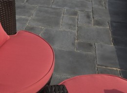 Wszelkie odcienie koloru szarego na pierwszy rzut oka wydają się chłodne i nieciekawe, jest jednak w niej coś niezwykłego. Szary we współczesnym projektowaniu nie ma nic wspólnego z monotonią czy nudą. Mnogość odcieni, od nasyconego grafitu, przez odcienie stali i srebra, po złamaną biel, pozwoli nadać każdej ogrodowej aranżacji nowoczesnego i eleganckiego charakteru, a umiejętne wykorzystanie jej na podjeździe czy tarasie stworzy atmosferę delikatnie zakamuflowanego luksusu.
